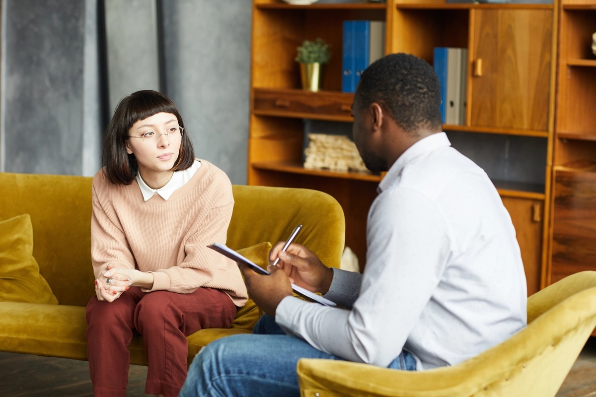 A woman talks to her therapist.