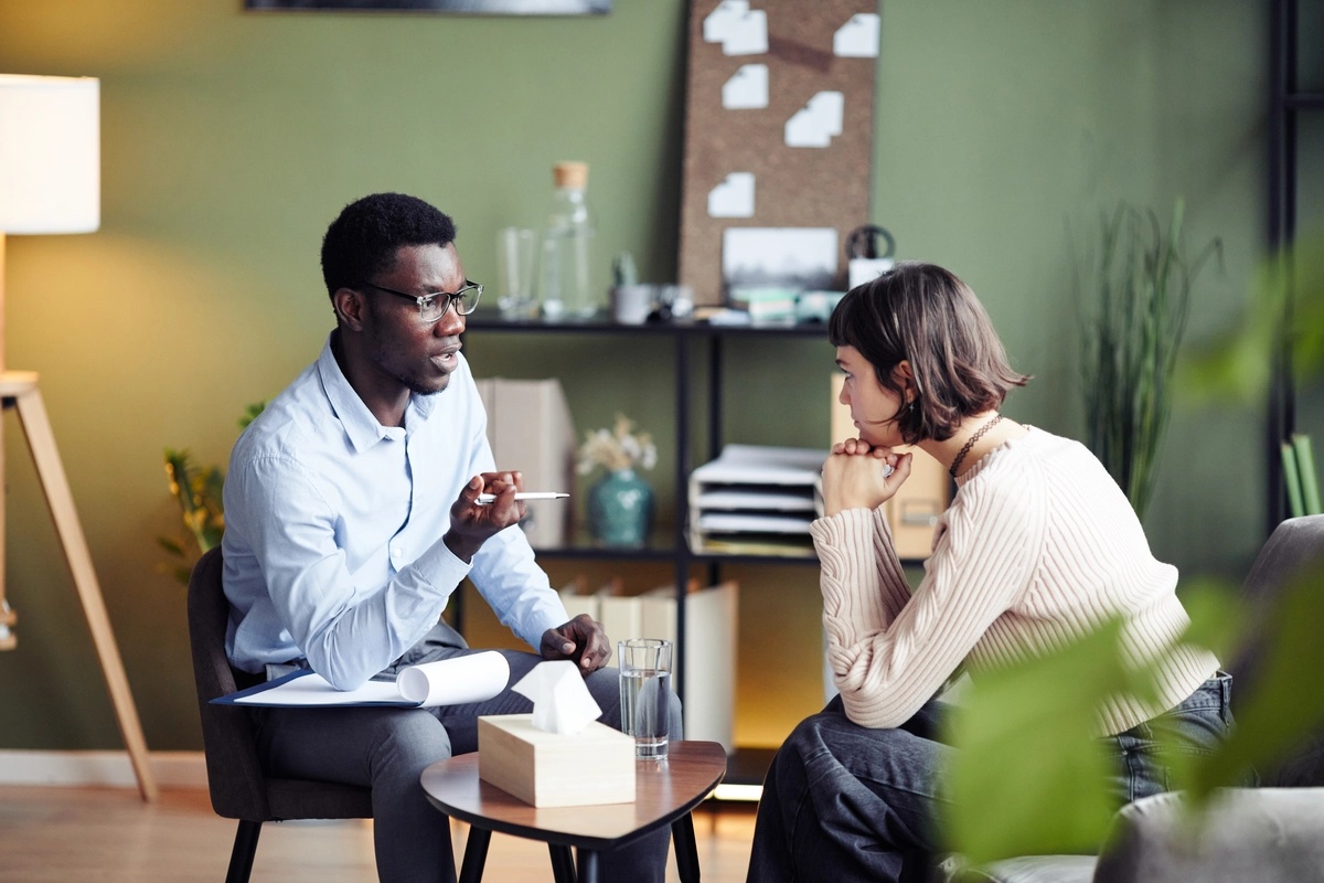 A case manager speaking to a patient in addiction recovery.