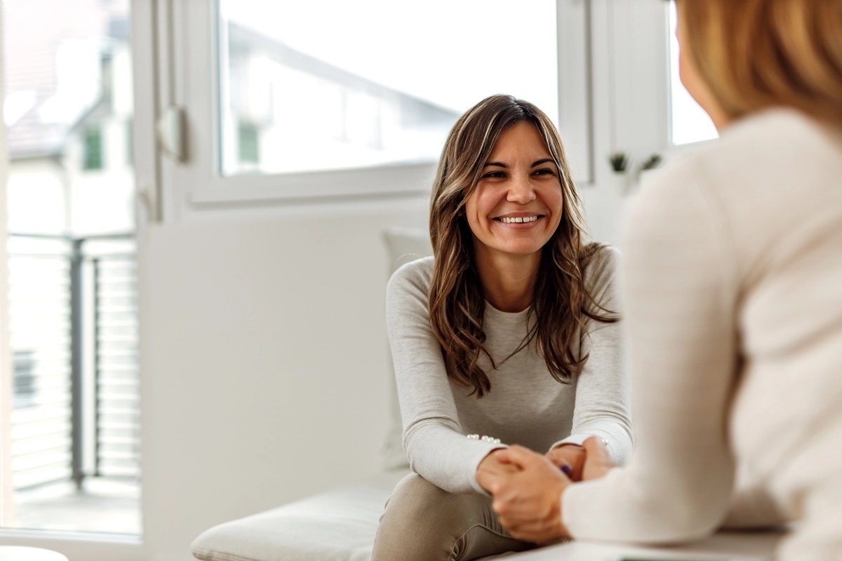 A woman in addiction treatment talking to her case manager.