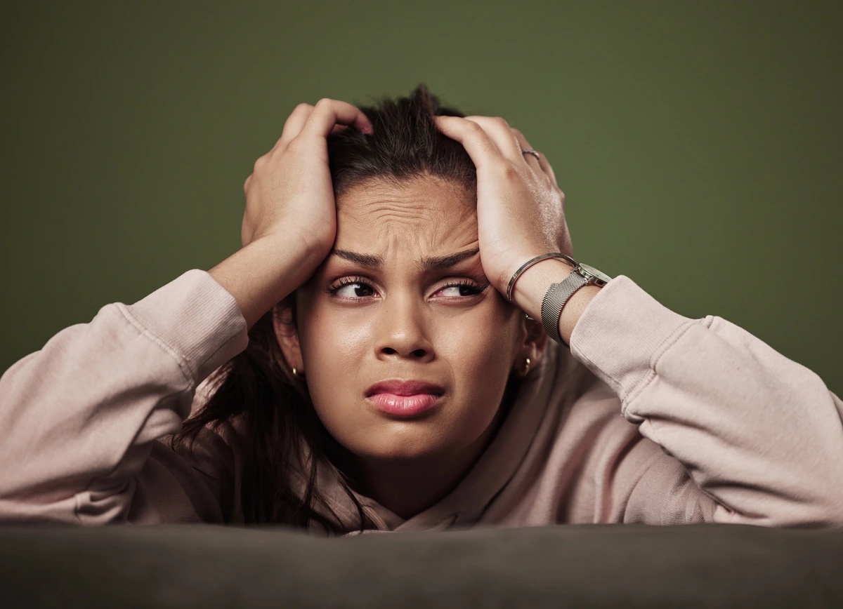 A woman struggling with symptoms of generalized anxiety disorder (GAD).