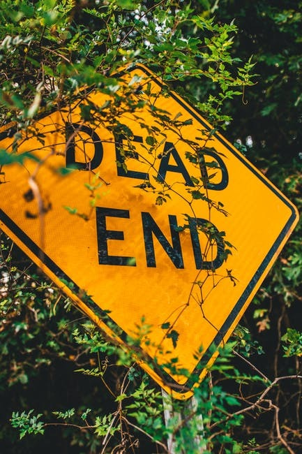 Photo of a "dead end" road sign.