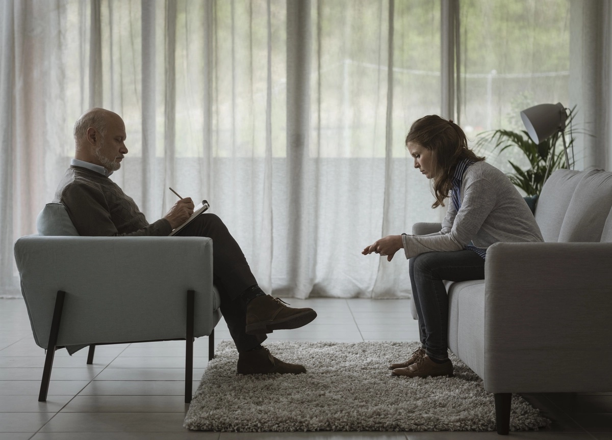 A woman is talking to her therapist during alcohol rehab.