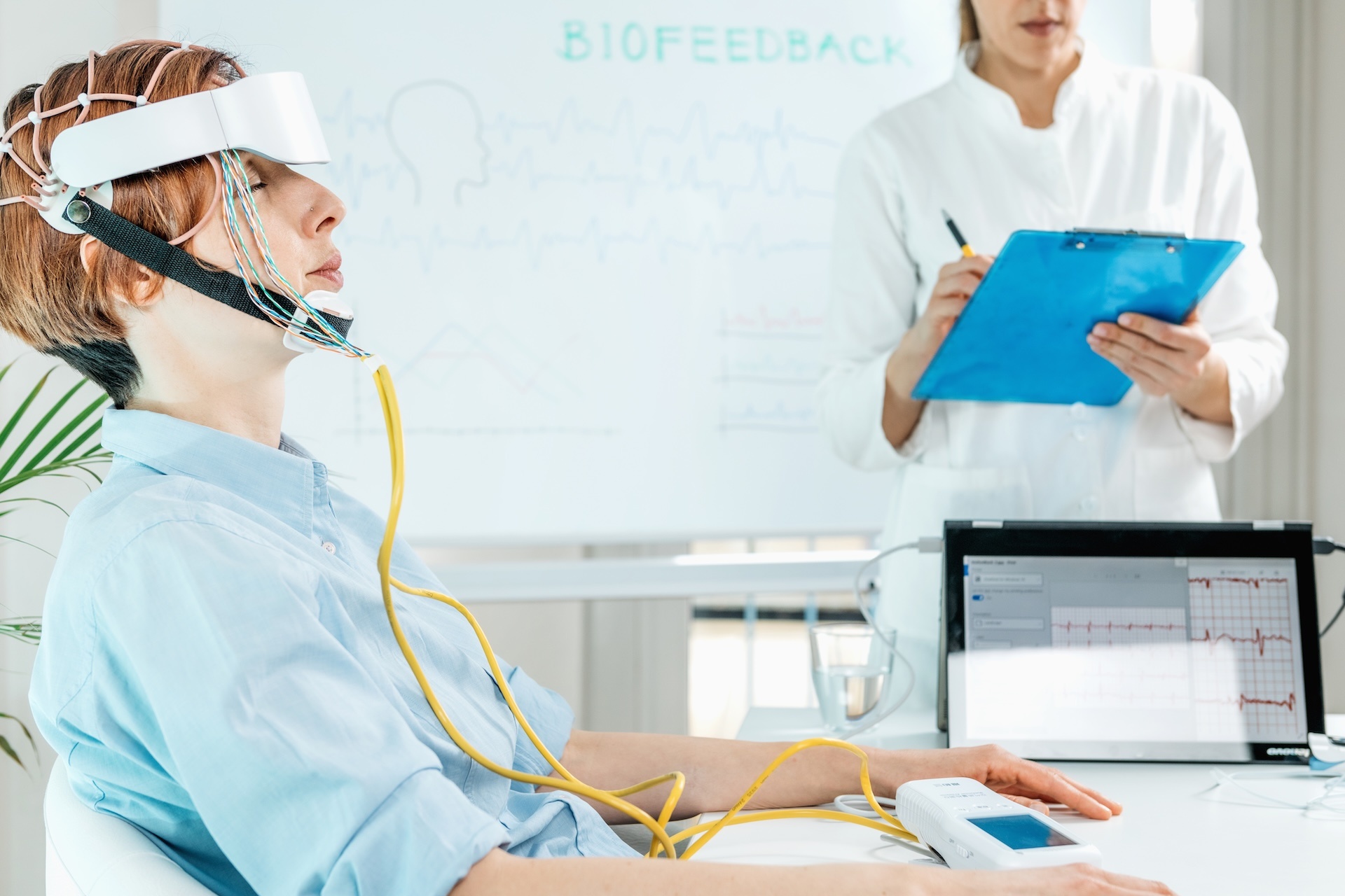 biofeedback-eeg-training-monitoring-brain-activit-2024-10-18-10-04-50-utc