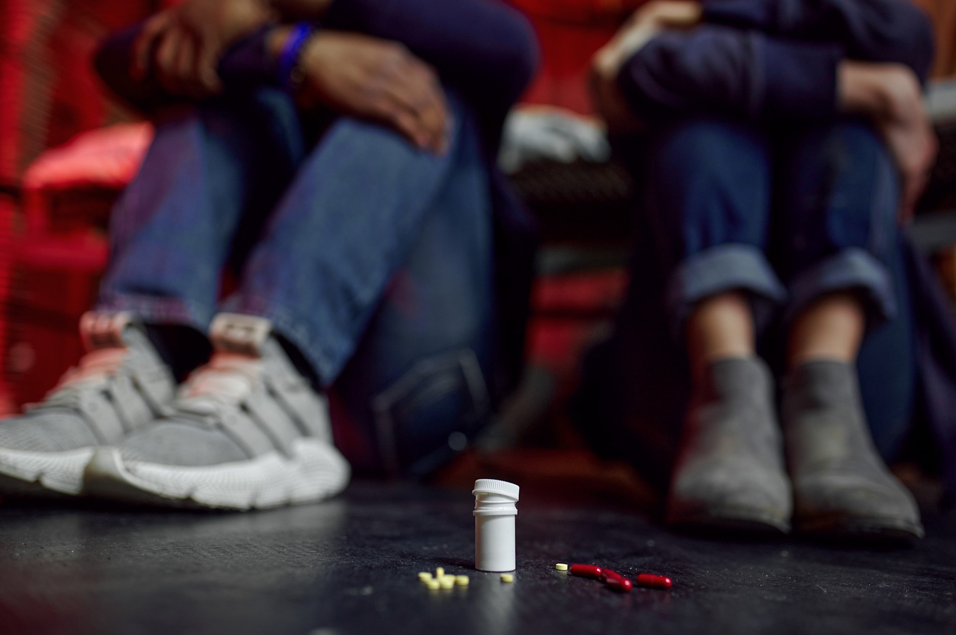 drug-addicts-sitting-on-the-floor-in-den-2024-11-26-10-46-19-utc