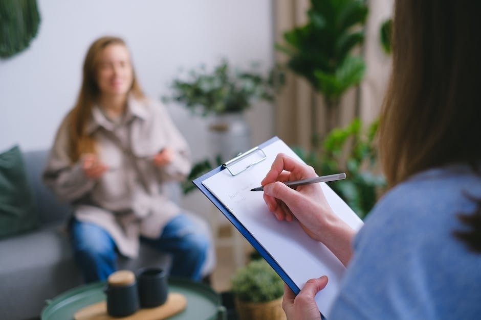 Why Do People Experience Withdrawal Symptoms? Photo of a woman and a therapist talking.