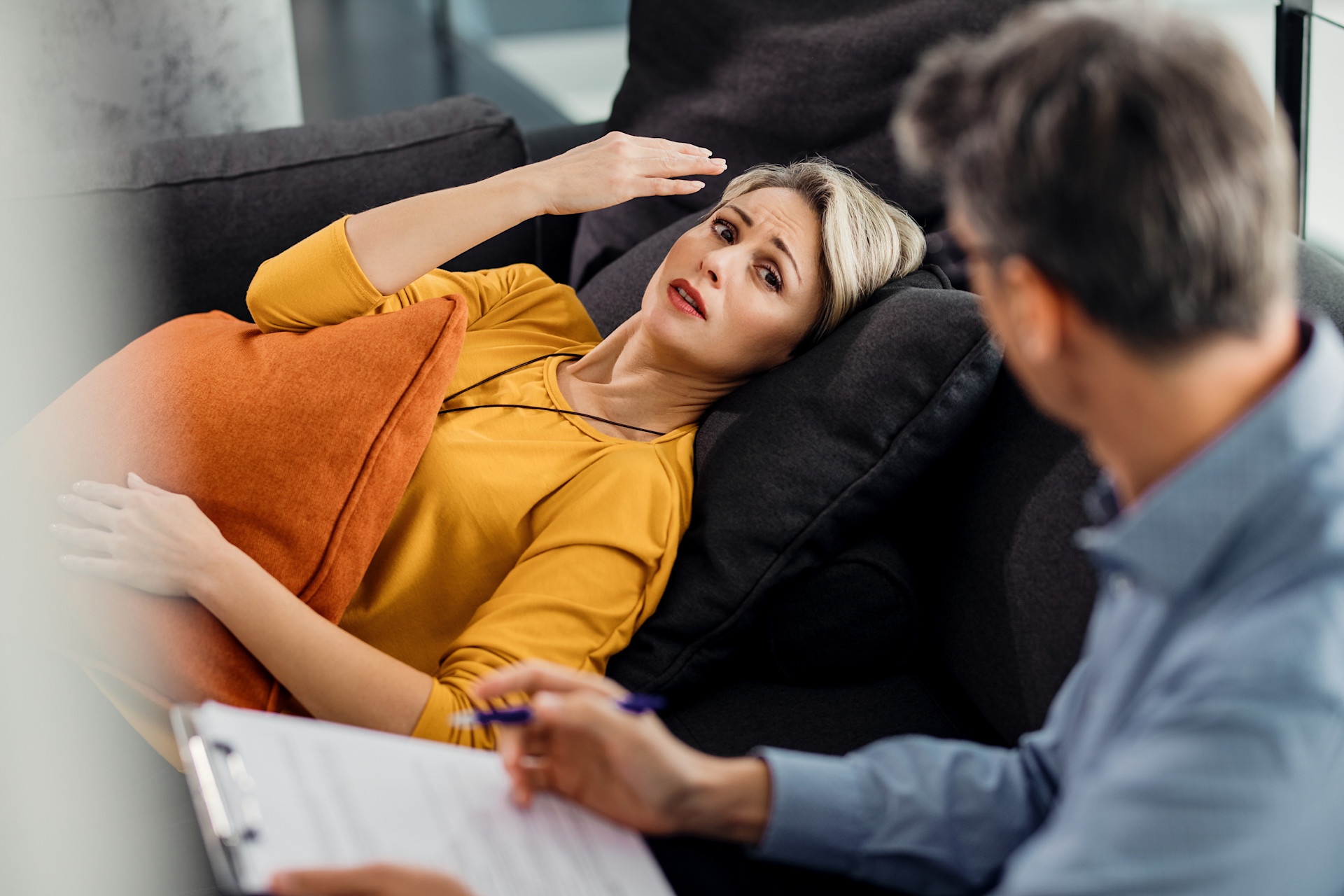 distraught-woman-lying-down-on-psychiatrist-s-couc-2023-11-27-04-54-33-utc