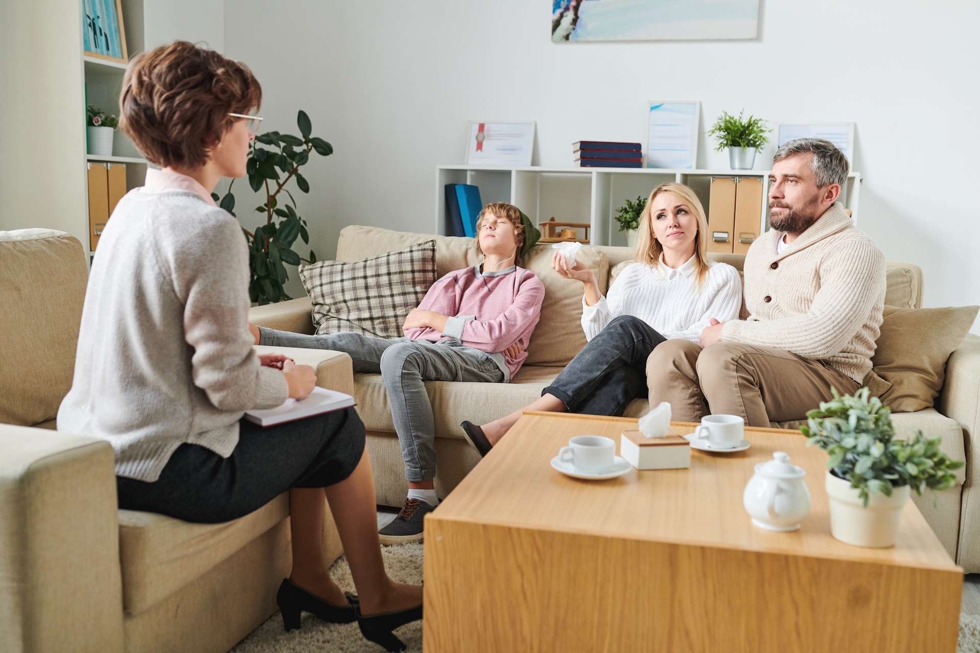 discussing-behavior-of-teenage-son-with-psychologi-2023-11-27-05-00-29-utc