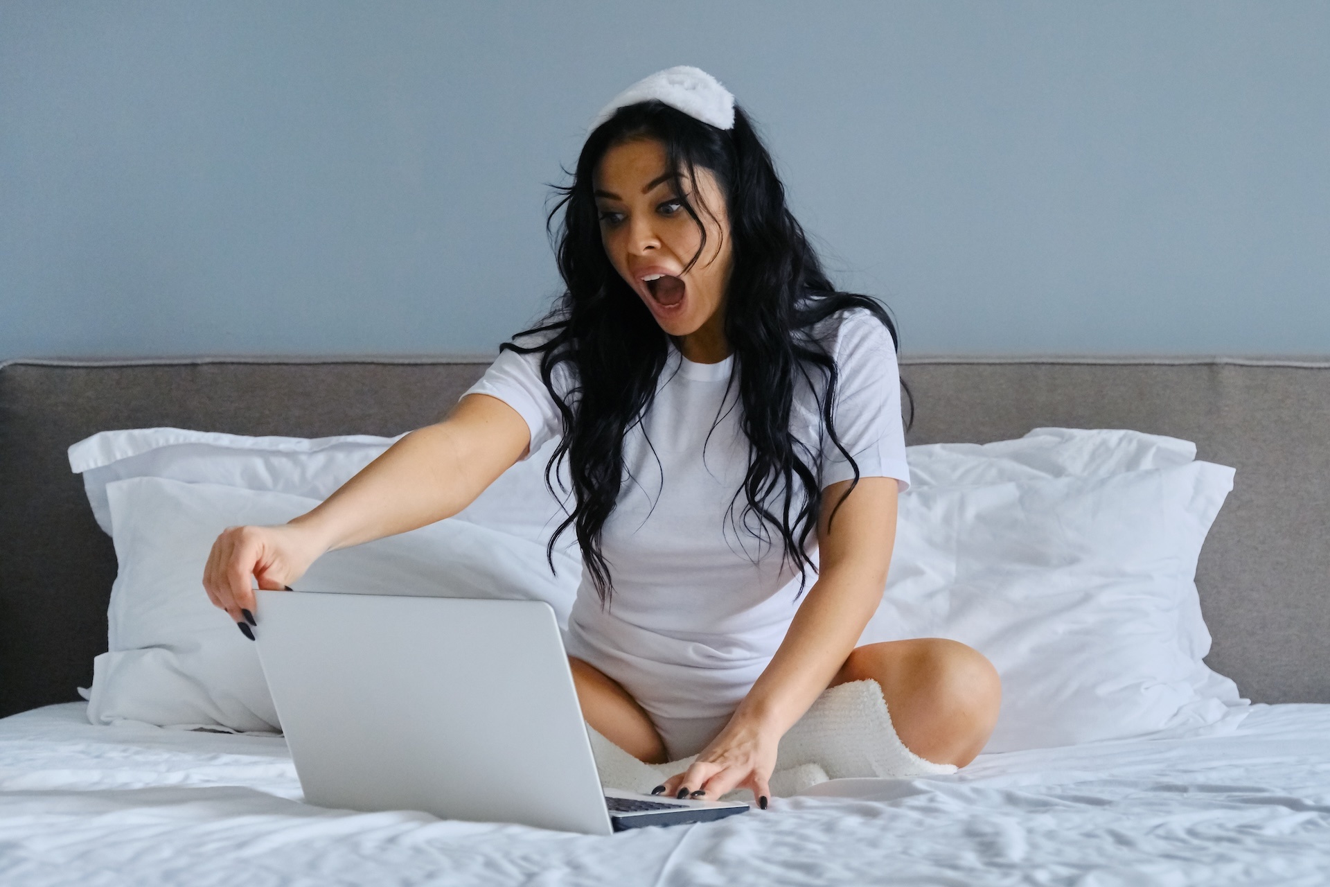 beautiful-emotional-woman-sitting-in-bed-using-lap-surprised-at-porn-website