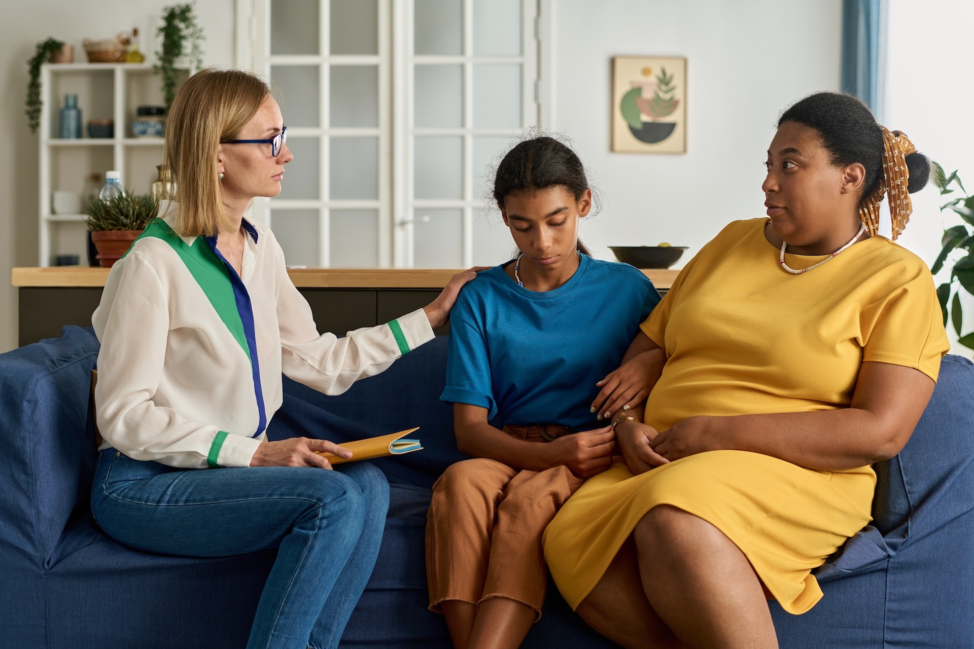 psychologist-having-conversation-with-family-2025-03-18-22-12-45-utc