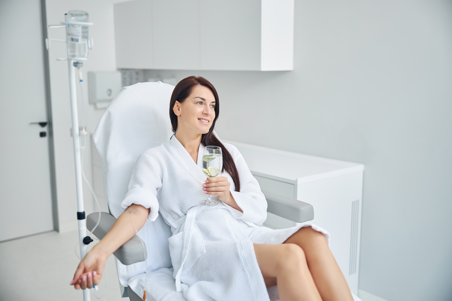 happy-adult-patient-relaxing-during-the-intravenou-2023-11-27-05-18-54-utc