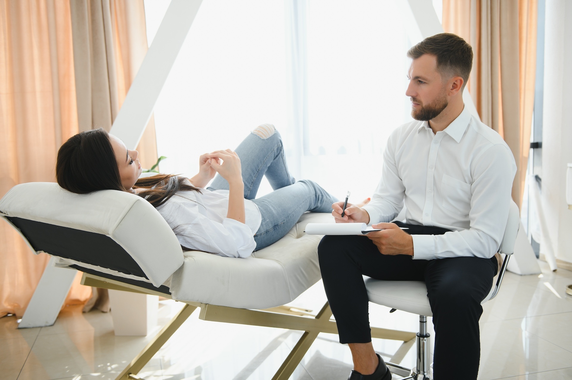 male-doctor-and-female-patient-at-therapy-session-2023-11-27-04-49-35-utc