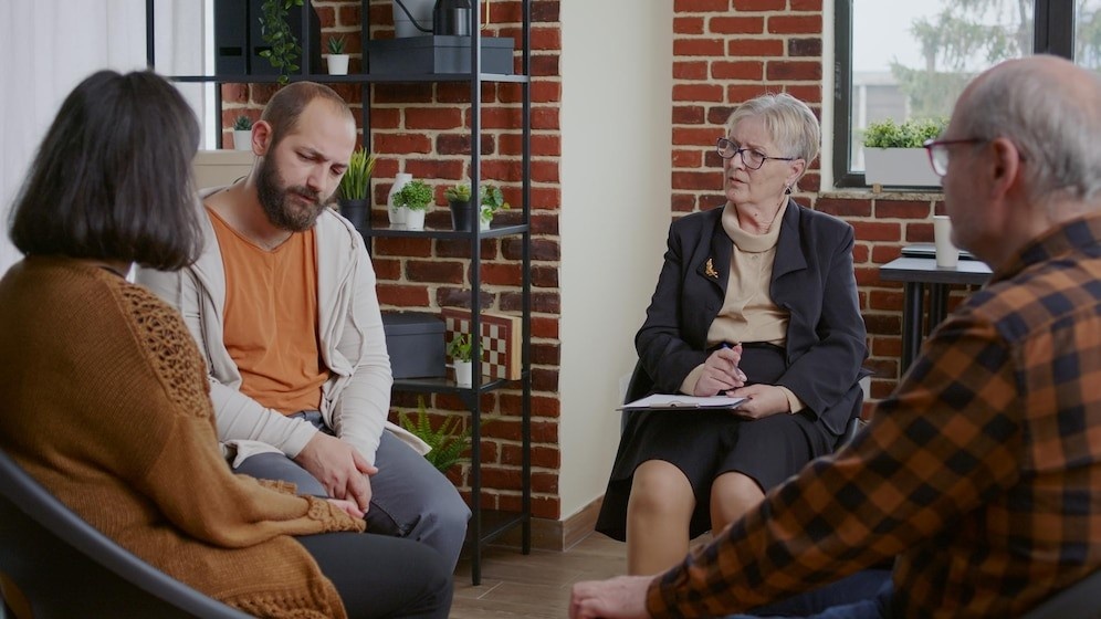 5 Proven Ways of Treating Drug & Alcohol Addiction Photo of a group meeting.