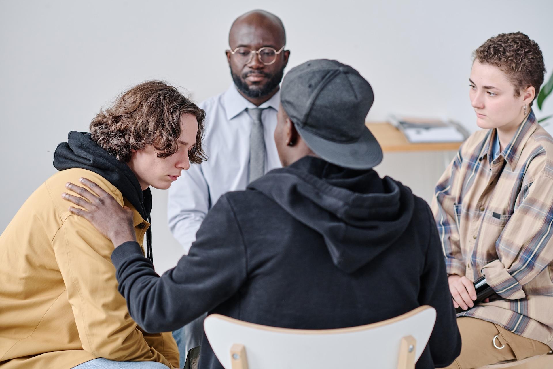 30 day inpatient rehab: man having therapy session