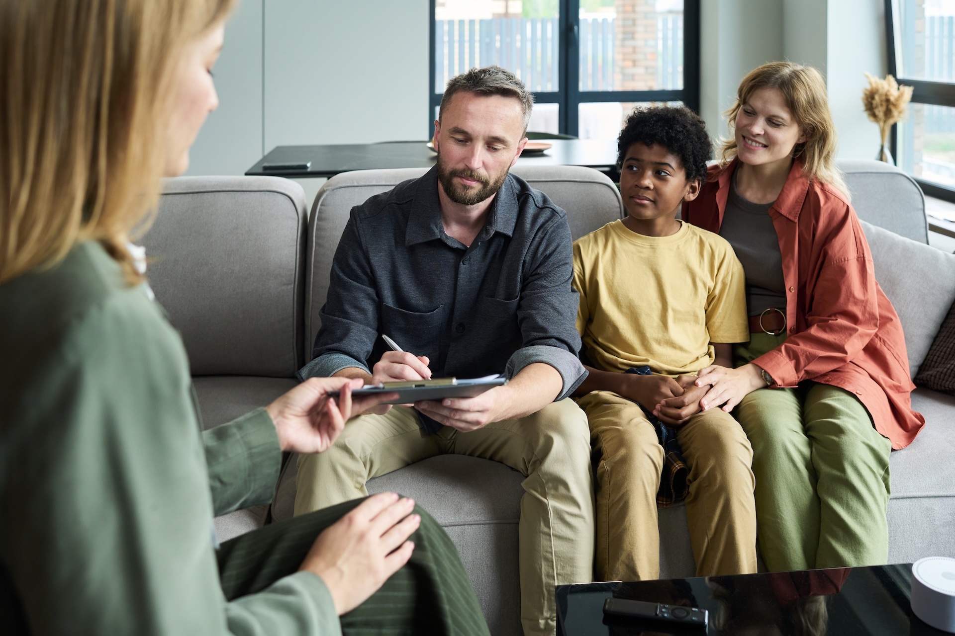 engaging-in-family-therapy-session-in-comfortable-2025-03-17-12-57-44-utc