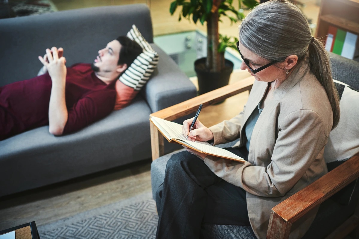 A therapist treating an individual with a dual diagnosis, struggling with the symptoms of both substance use and a mental health condition.
