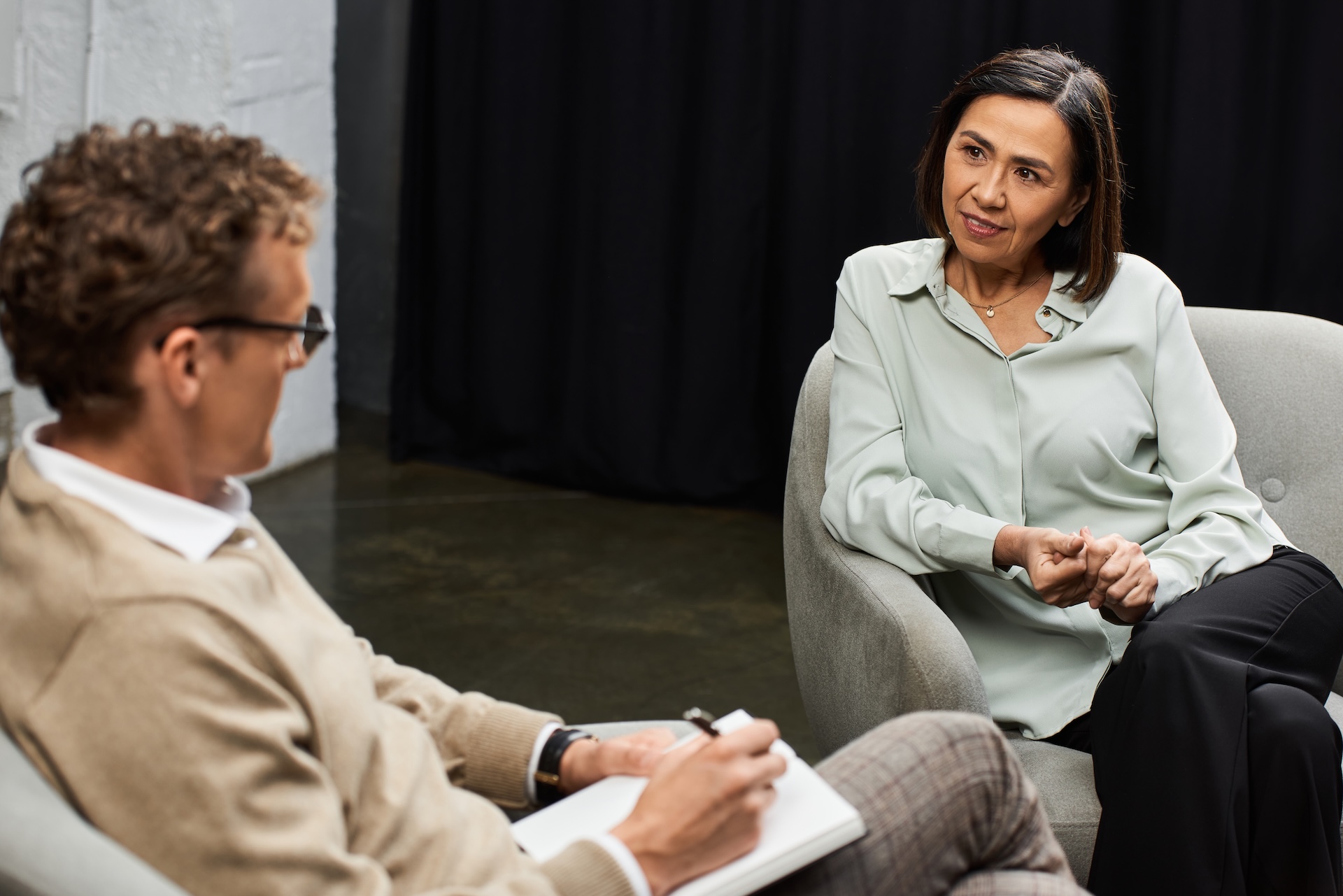 journalist-interviews-an-expert-in-a-cozy-studio-2024-11-17-01-46-45-utc (1)