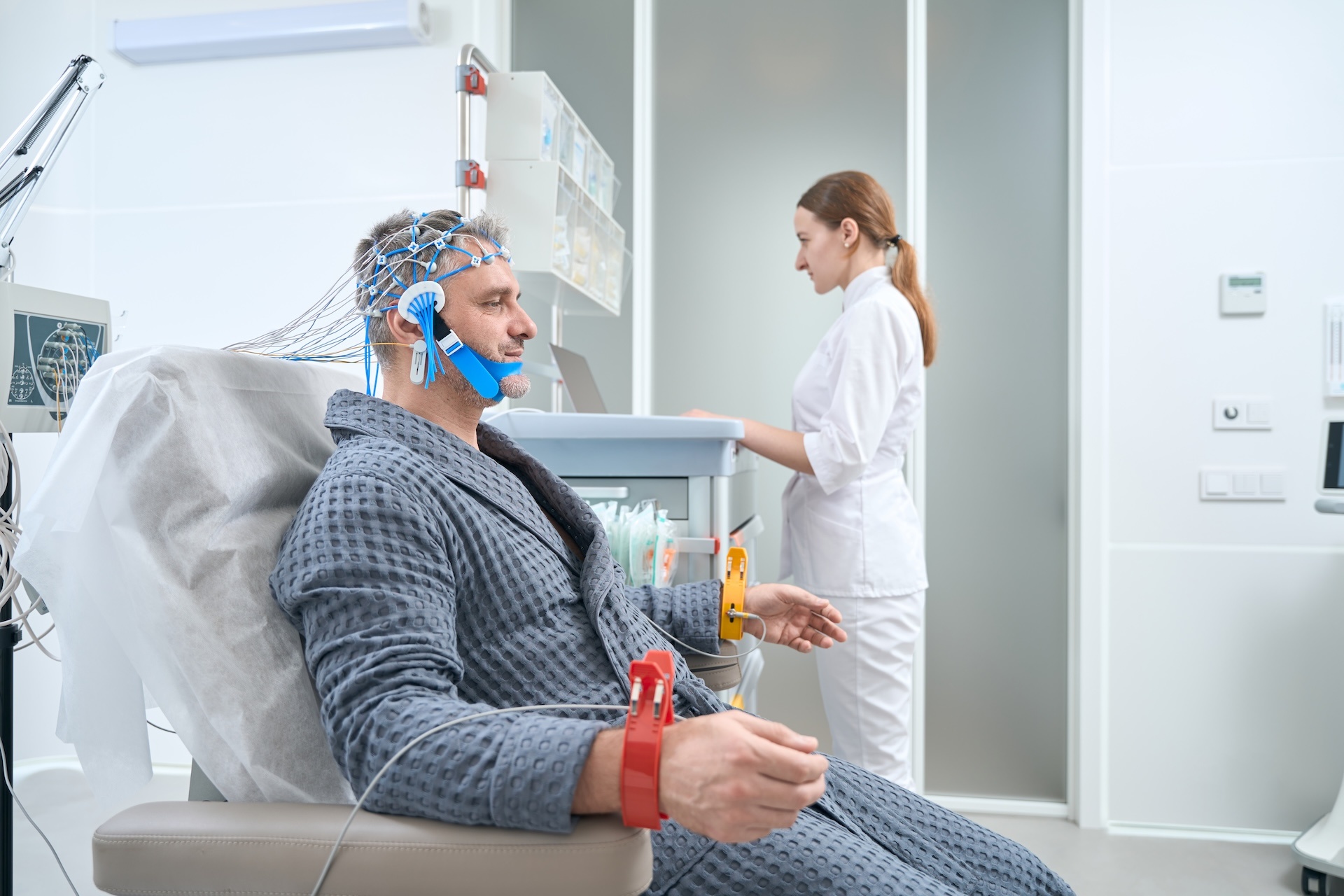 modern-eeg-procedure-electroencephalography-in-a-2023-11-27-05-10-46-utc